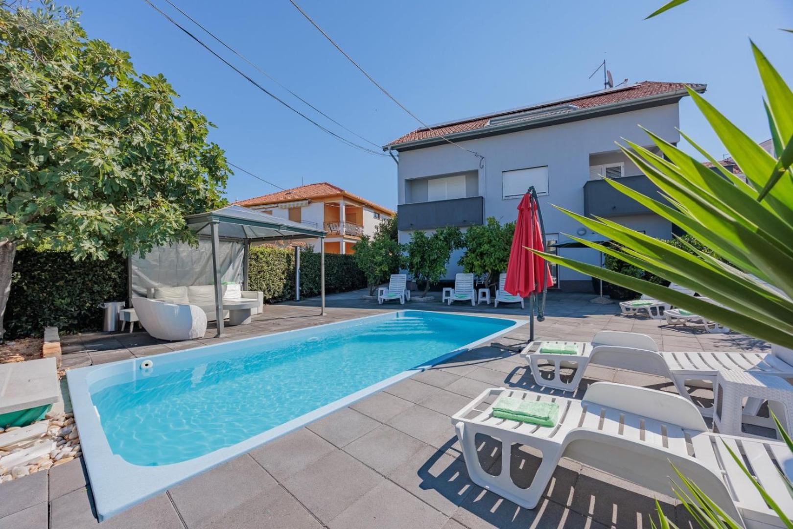 Crowonder Lucky Holiday House With Pool And Patio 30 Meters From The Beach Задар Экстерьер фото